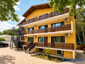 Kalabria Guest House Pool, BBQ & Jacuzzi - Image 1