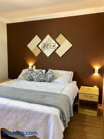 Apto para CASAL com bela VISTA, cama KING, COZINHA COMPLETA, VARANDA, PISCINA, SAUNA, PORTARIA 24h e GARAGEM - Image 3