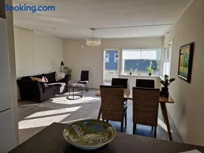 Central,free parking and 10 min walk to train station - Image 4