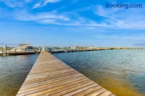 Inviting bayfront suite with water views picnic area & pool - Image 4