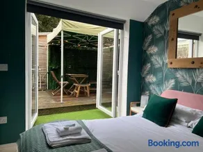Stylish Coastal Retreat with Hot Tub & Log Burner in Margate - Image 2