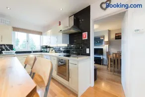 Chesterton Court Apartment - Image 2