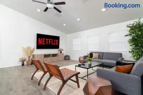 Spacious Family Oasis ~ PoolTable ~ Backyard ~ Pkg - Image 3