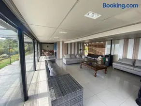 Agradable casa en parcela con piscina y vista al mar - Image 3