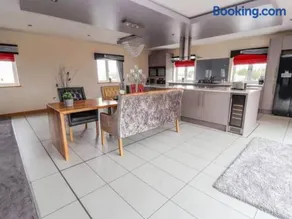 Penthouse apartment in the heart of towyn - Image 3