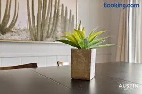 Pets Welcome Great Space Backyard Near Zilker - Image 3