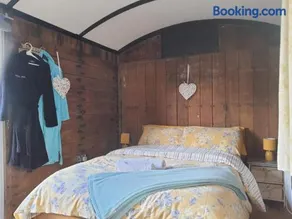 Luxury cosy carriage with electric private hot tub - Image 2