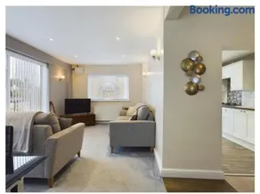 Tallets Apartment with Balcony & Parking - Image 3
