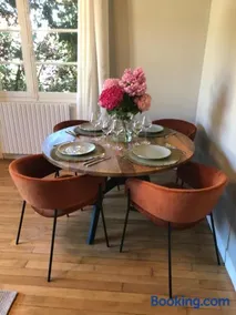 Maison Largesse, 2 bed apartment & 5 minute walk to central Sarlat, parking & garden - Image 2