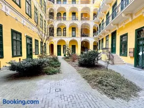 R5 Patio 2 Bedrooms Free Parking - Image 1