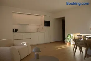 Luxury Lakefront Apartment - Image 5