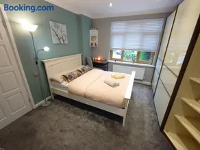 Lovely room with ensuite in a quiet house - Image 2