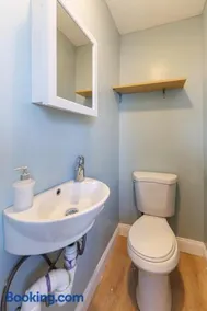 Stylish 3 Bedroom Apartment - Image 2