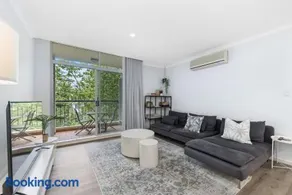 Royal Respite Spacious Apartment - Walk to Restaurants - Image 2