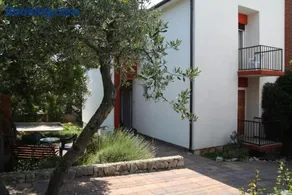 Spacious apartment in Stari Grad, 80 m², serene garden - Image 4