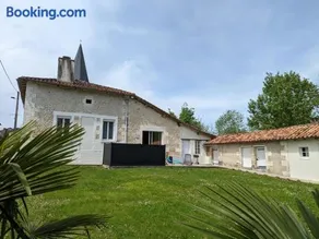 Maison en pierres rénovée avec jardin, terrasse, 3 chambres, proche village, nature paisible, équipements complets - Image 1