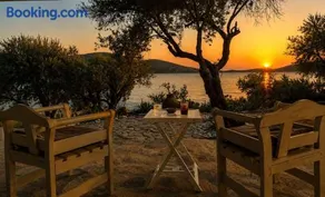 Mare E Cielo - Seafront Stay & Private Beach Samos - Image 3