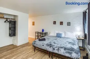 Studio w/ King Bed near Dwtn - Image 3