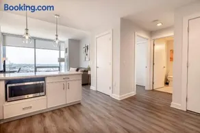 Private Luxury Apt with Gym - Image 4