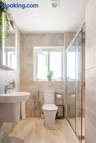 Telford - Priorslee, Spacious Double Room on a Newly built House, Free Parking, Free Wifi - Image 2