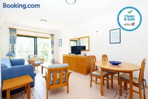 Quinta dos Pinheiros Apartments - Image 1