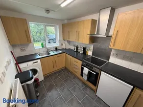5-Bed MK Home - Sleeps 12 - Contractors & Groups Welcome - Image 2