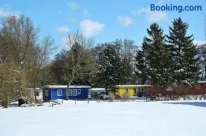 Blauer Bungalow am See mit Boot - Image 3