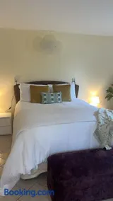Cosy Cottage on the Lake - Image 3