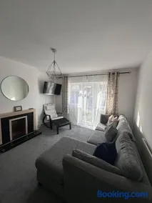 Entire 2 bed apartment - Up to 4 guest - 10 min from station & town centre - Image 2