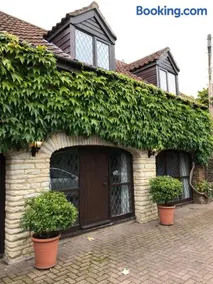 The Coach House Stylish spacious retreat with secure parking - Image 2