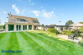 Country Retreat with Grounds & Leisure Facilities - Image 3