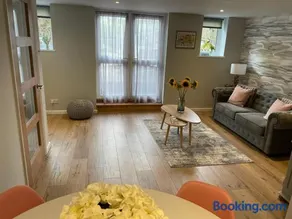 Brook Lodge, One bed house in AONB Dorset with swimming pool - Image 1