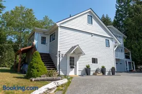 Surfs Inn Guesthouse & Cottages - Image 1