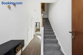 Amazing new built townhouse with garden in London - Image 5