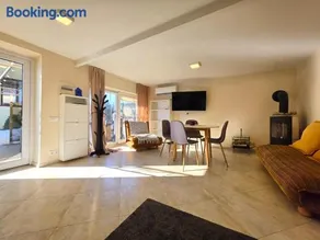 Cosy Hideaway Guest House - Image 1