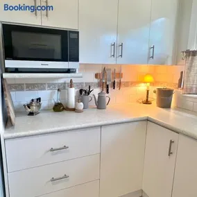 Bright cottage, quiet and centrally located - Image 3
