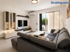 Villa Smeraldo, Spacious Comfort Villa on Lake Como with Garden, Garage & AC - Image 1