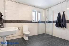 Guestly Homes - Homely 2BR Apartment with 3 Beds - Image 2
