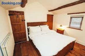 Cosy 2-Bed Cottage with Log-Burner and Garden - Image 5