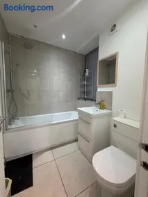 Cozy 1-BDR Apartment with Free parking, sleeps 4 - Image 5