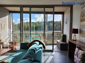 GREEN ROSE Quiet Spacious Lakeside Carpark Exceptional 70m2 - Image 1