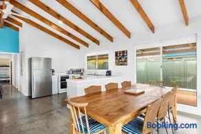 Bay Beach House - A Family & Pet Friendly Favourite with Direct Beach Access - Image 2