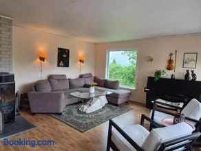 Sjarmerende hus i havgapet i Selje - Image 3