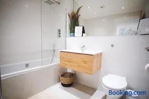 Stunning Two Bed Sea View Apartment with Pool & Gym - Image 5