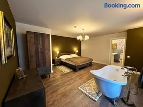 Forest House Retreat - Image 1