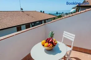 Spacious Apartment with Sea View in Aci Castello - Image 2
