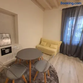 Authentic Milan Ringhiera House near Metro - Image 3