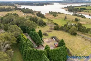 Serene Farmhouse with Lake Views - Image 1