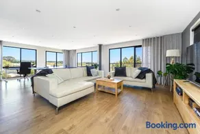 Ocean & Country Views, Spa, Pets Welcome, Fireplace - Your Ocean Oasis 10 minutes to Phillip Island - Image 2