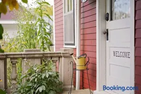Boho Garden Bungalow Near IU, Downtown, EV Level 2 Station - Image 2